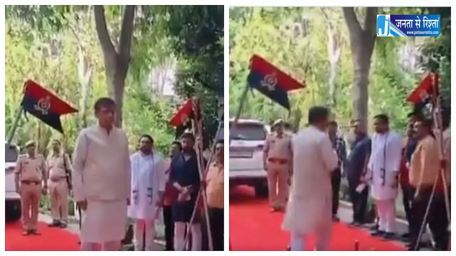 राष्ट्रगान के दौरान कार्यक्रम से निकलते दिखे यूपी विधानसभा स्पीकर सतीश महाना, विपक्ष ने साधा निशाना राष्ट्रगान के दौरान कार्यक्रम से निकलते दिखे यूपी विधानसभा स्पीकर सतीश महाना, विपक्ष ने साधा निशाना