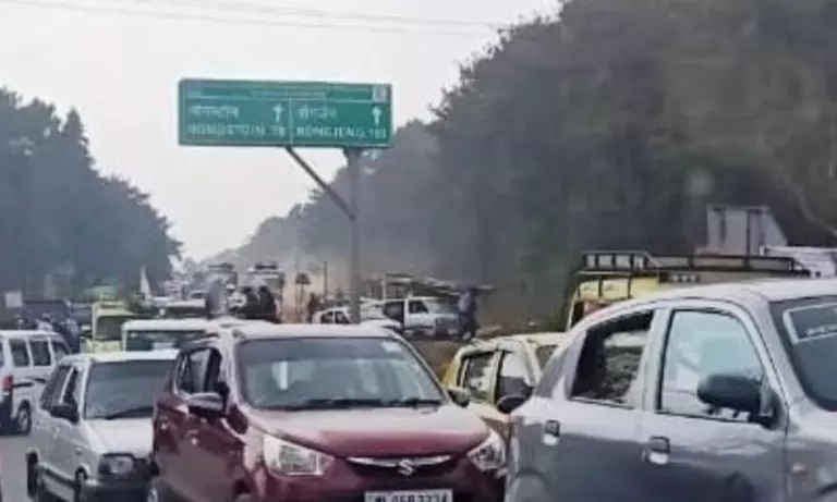 असम-मेघालय विवाद: आवाजाही पर सहमति फेल, असम की गाड़ियां मेघालय में बैन असम-मेघालय विवाद: आवाजाही पर सहमति फेल, असम की गाड़ियां मेघालय में बैन