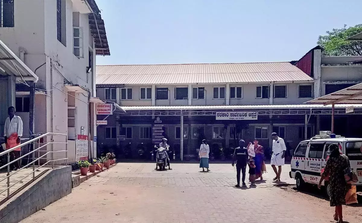 Tamil Nadu: पुत्तूर में खराब दस्तावेज़ को लेकर हुई झड़प, पुलिस ने किया लाठीचार्ज Tamil Nadu: पुत्तूर में खराब दस्तावेज़ को लेकर हुई झड़प, पुलिस ने किया लाठीचार्ज