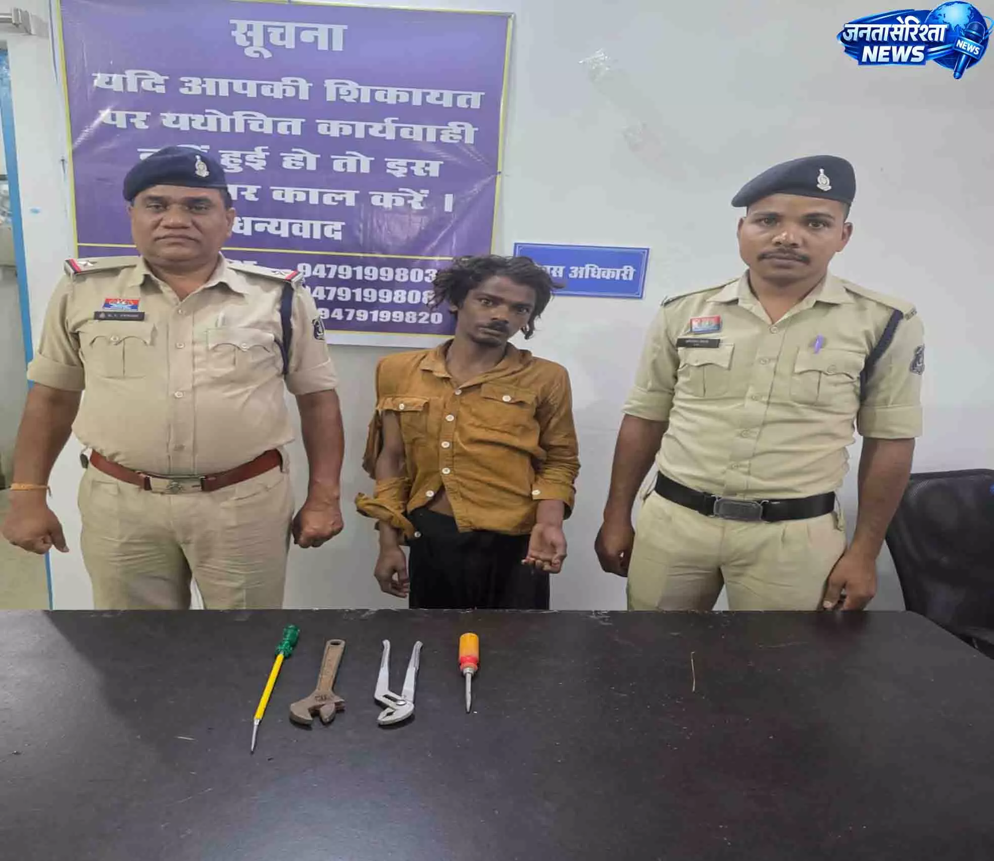 पड़ोसी की सतर्कता से चोरी की बड़ी वारदात टली, सूने मकान में घुसे 3 आरोपी रंगे हाथ पकड़े गए पड़ोसी की सतर्कता से चोरी की बड़ी वारदात टली, सूने मकान में घुसे 3 आरोपी रंगे हाथ पकड़े गए