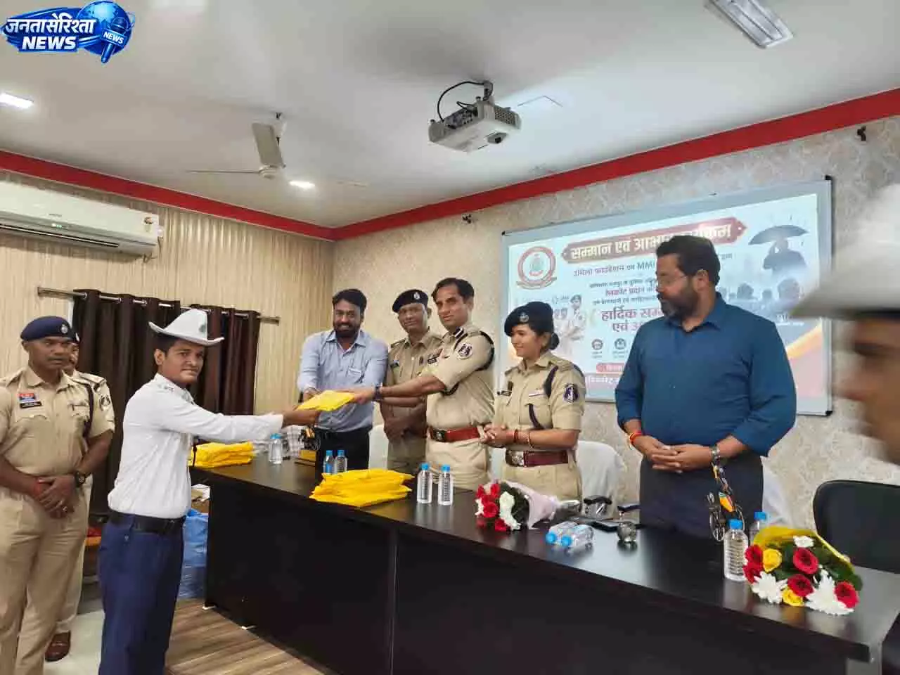 रायपुर में यातायात पुलिस जवानों को मिले रेनकोट रायपुर में यातायात पुलिस जवानों को मिले रेनकोट