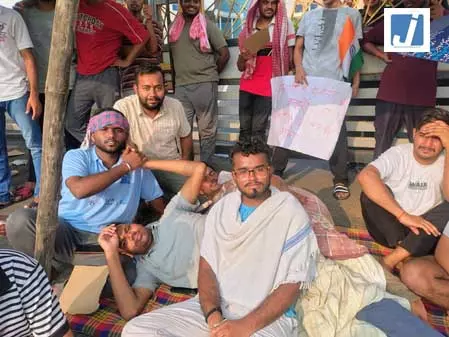 सेंट्रल यूनिवर्सिटी में मेस शुल्क बढ़ोतरी और खराब भोजन के विरोध में भूख हड़ताल, आंदोलन पर उतरे छात्र सेंट्रल यूनिवर्सिटी में मेस शुल्क बढ़ोतरी और खराब भोजन के विरोध में भूख हड़ताल, आंदोलन पर उतरे छात्र