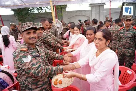 पंजाब की महिलाओं ने सशस्त्र बलों के लिए 1,100 खास राखियां तैयार कीं पंजाब की महिलाओं ने सशस्त्र बलों के लिए 1,100 खास राखियां तैयार कीं