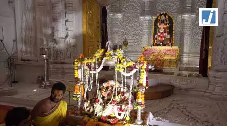अयोध्या मंदिर ट्रस्ट ने सावन उत्सव के दौरान झूले पर राम लला की तस्वीरें जारी कीं अयोध्या मंदिर ट्रस्ट ने सावन उत्सव के दौरान झूले पर राम लला की तस्वीरें जारी कीं
