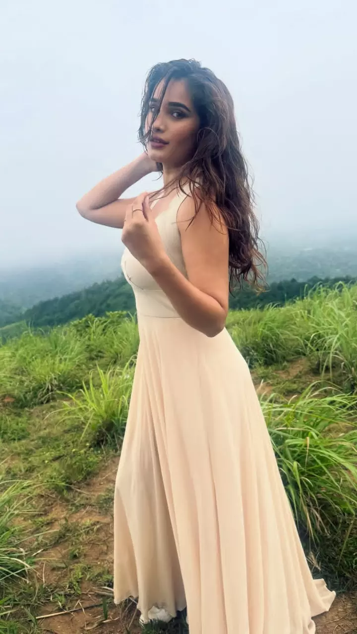 पहाड़ों की वादियों में एक्ट्रेस का कातिलाना लुक पहाड़ों की वादियों में एक्ट्रेस का कातिलाना लुक
