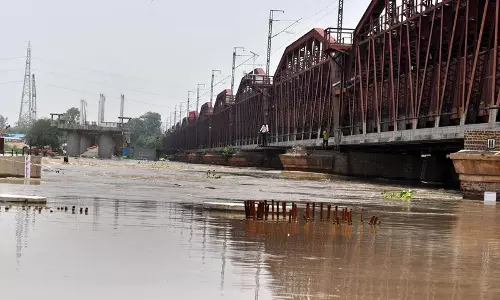 Delhi iPhone EMI बनी मुसीबत यमुना में कूदा डांस टीचर Delhi iPhone EMI बनी मुसीबत यमुना में कूदा डांस टीचर