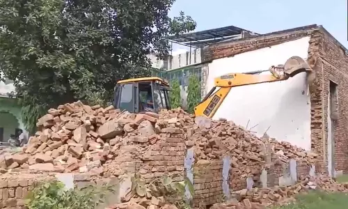 मुजफ्फरनगर में अवैध मदरसे पर चला बुलडोजर मुजफ्फरनगर में अवैध मदरसे पर चला बुलडोजर