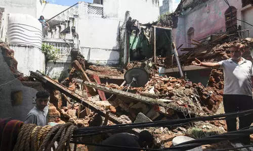 Jammu: तेज बारिश के बीच जम्मू में मकान गिरा, कस्टोडियन का घर हुआ ध्वस्त Jammu: तेज बारिश के बीच जम्मू में मकान गिरा, कस्टोडियन का घर हुआ ध्वस्त