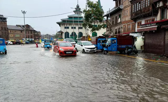 Jammu: भारी बारिश के बाद जेएमसी का अभियान, कई इलाकों में एक घंटे में पानी निकाला Jammu: भारी बारिश के बाद जेएमसी का अभियान, कई इलाकों में एक घंटे में पानी निकाला