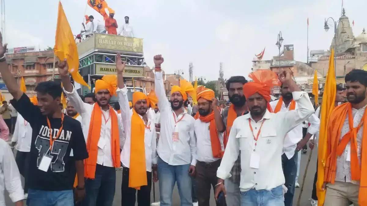 Jaipur: परकोटे में निकली भगवा रैली, पलायन के खिलाफ दिया एकजुटता का संदेश