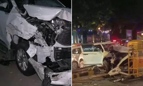 दिल्ली के ITO पर भीषण हादसा, डिवाइडर तोड़कर SUV से टकराई बेकाबू कार दिल्ली के ITO पर भीषण हादसा, डिवाइडर तोड़कर SUV से टकराई बेकाबू कार