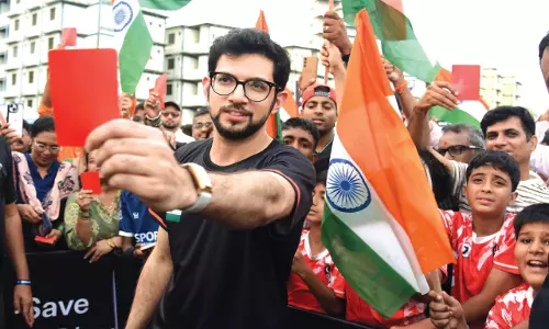 Mumbai: आदित्य ठाकरे ने मुंबई में निकाली तिरंगा रैली, खुले मैदानों को लेकर जताया विरोध Mumbai: आदित्य ठाकरे ने मुंबई में निकाली तिरंगा रैली, खुले मैदानों को लेकर जताया विरोध