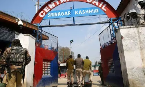 Srinagar: श्रीनगर जेल से दो POCSO आरोपी फरार, देशभर में तलाश के लिए लुकआउट नोटिस Srinagar: श्रीनगर जेल से दो POCSO आरोपी फरार, देशभर में तलाश के लिए लुकआउट नोटिस