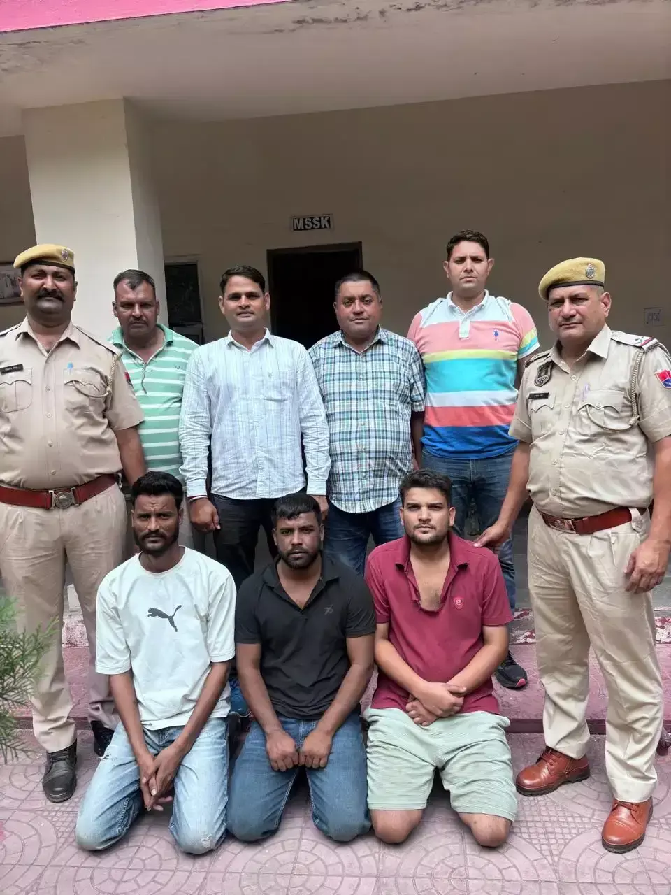 Jaipur: अपहरण कर करोड़ों की फिरौती मांगने वाली गैंग पर कसा शिकंजा, तीन गिरफ्तार Jaipur: अपहरण कर करोड़ों की फिरौती मांगने वाली गैंग पर कसा शिकंजा, तीन गिरफ्तार