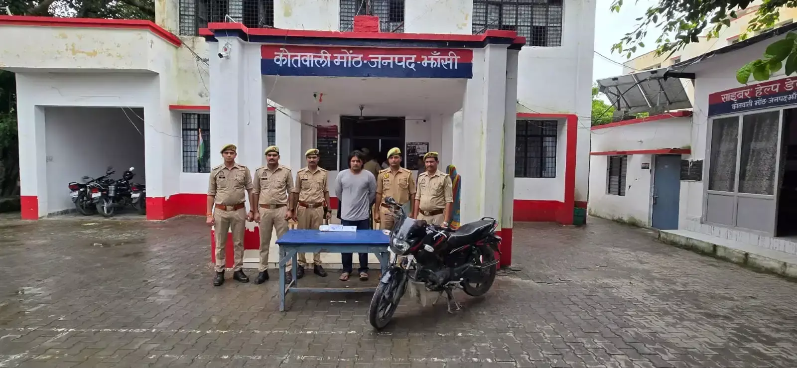 Jhansi: अंतरराज्यीय टप्पेबाजी का आरोपी गिरफ्तार, पुलिस ने बरामद किए आभूषण और बाइक Jhansi: अंतरराज्यीय टप्पेबाजी का आरोपी गिरफ्तार, पुलिस ने बरामद किए आभूषण और बाइक