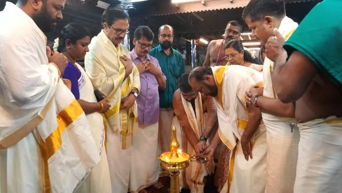 चिंगम के शुभ रविवार पर गुरुवायुर मंदिर में उमड़ी भीड़, 416 विवाह संपन्न