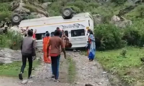 Uttarkashi: गंगोत्री से वापसी में पलटा तीर्थयात्रियों का वाहन, 17 लोग बाल-बाल बचे