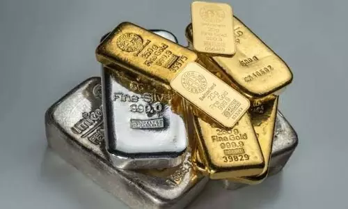 चांदी हुई सस्ती सोने की कीमत पहुंची 1.63 लाख के पास चांदी हुई सस्ती सोने की कीमत पहुंची 1.63 लाख के पास