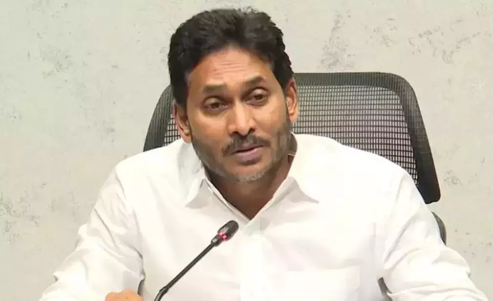 Andhra: स्कूल में दाखिले में कमी को लेकर जगन ने सरकार पर निशाना साधा Andhra: स्कूल में दाखिले में कमी को लेकर जगन ने सरकार पर निशाना साधा
