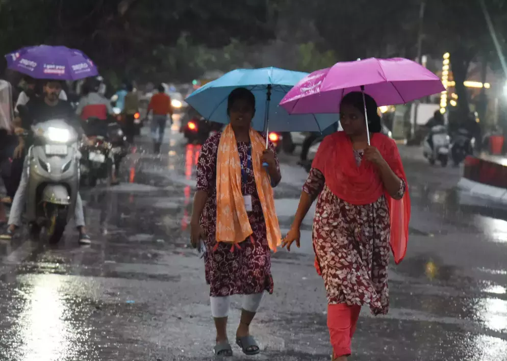 Telangana में भारी बारिश और आंधी-तूफान का अनुमान; येलो अलर्ट जारी किया गया Telangana में भारी बारिश और आंधी-तूफान का अनुमान; येलो अलर्ट जारी किया गया