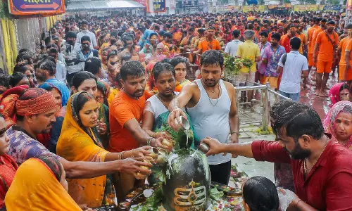 सावन के अंतिम सोमवार उमड़ा आस्था का सैलाब सावन के अंतिम सोमवार उमड़ा आस्था का सैलाब