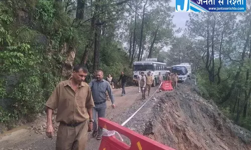 Himachal: सुरक्षा दीवार गिरने से मंडी-पठानकोट हाईवे बंद हुआ Himachal: सुरक्षा दीवार गिरने से मंडी-पठानकोट हाईवे बंद हुआ