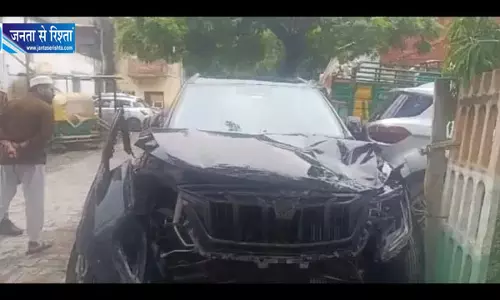 तेज रफ्तार कार ने एक्टिवा सवार भाइयों को रौंदा, एक की मौत तेज रफ्तार कार ने एक्टिवा सवार भाइयों को रौंदा, एक की मौत