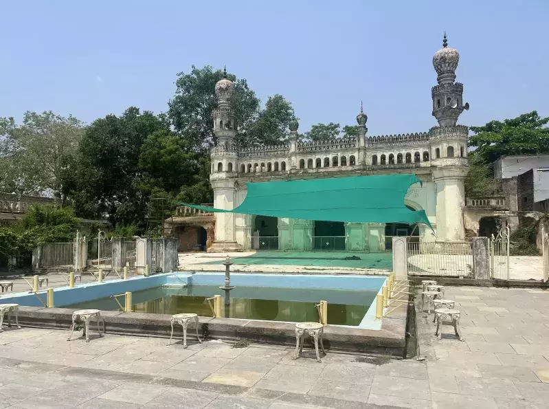 Telangana: लापरवाही से पैगाह मक़बरों पर ख़तरा Telangana: लापरवाही से पैगाह मक़बरों पर ख़तरा