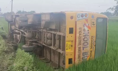 स्कूल की तेज रफ्तार बस पलटी, बड़ी संख्या में बच्चे सवार थे