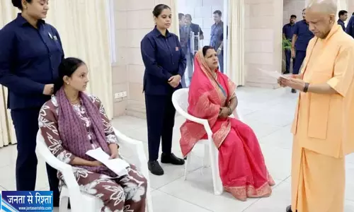 जनता दर्शन में सीएम योगी ने सुनीं फरियादें