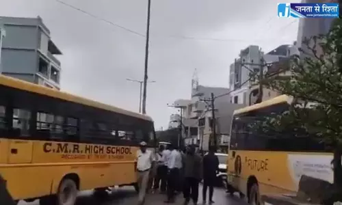 गजुलारामाराम में ब्रेक फेल होने के बाद स्कूल बस डिवाइडर से टकराई, 30 छात्र सुरक्षित