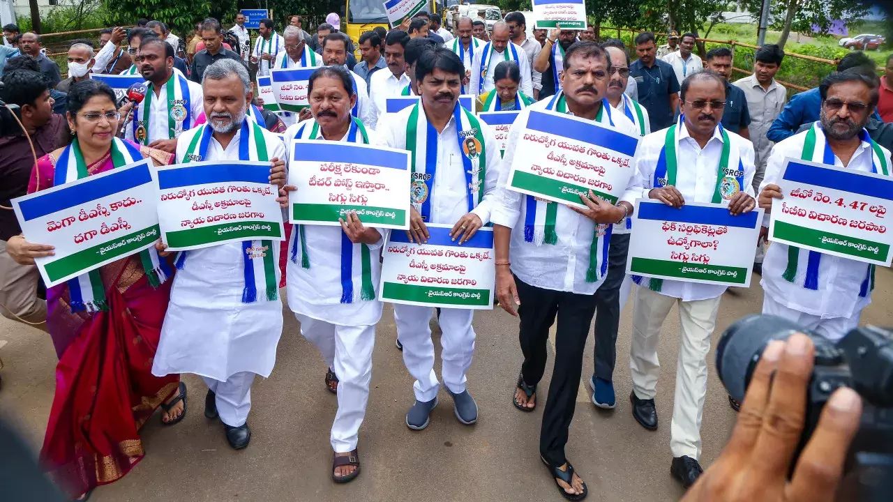 YSRCP का तंज: ध्यान भटकाने से खत्म नहीं होंगे DSC के सवाल
