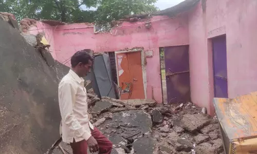 मलबे में दबे सरकारी रिकॉर्ड, बड़ा हादसा टला