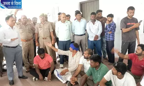जेन जी कनेक्ट यात्रा में शामिल युवाओं का डीएम कार्यालय पर धरना जेन जी कनेक्ट यात्रा में शामिल युवाओं का डीएम कार्यालय पर धरना