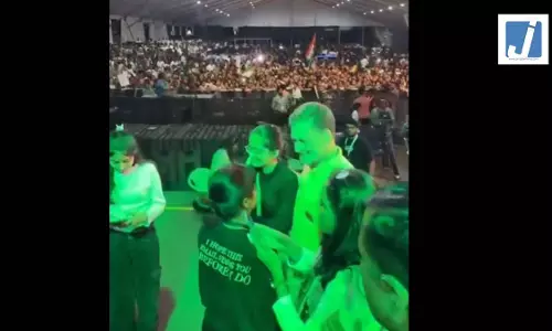 राहुल गांधी के साथ सेल्फी लेने पहुंची युवती, गाल पर किया KISS