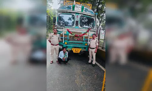 15.75 टन स्क्रैप लोहे से लदा 12 चक्का ट्रक पकड़ा गया
