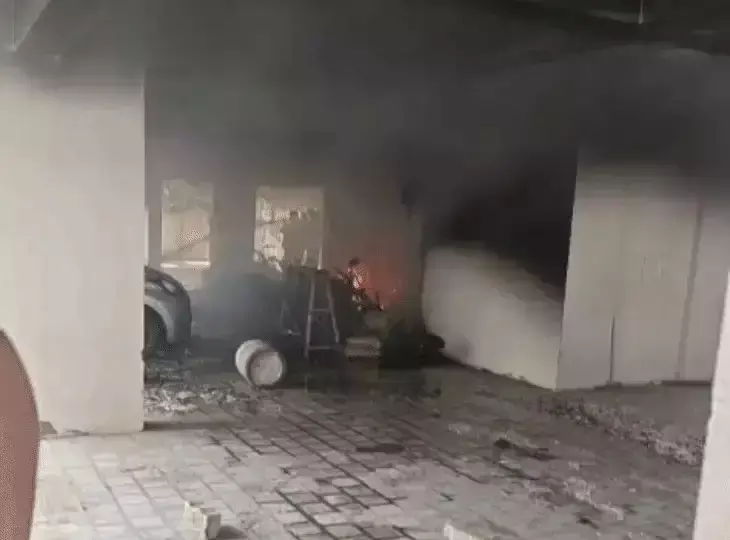 Jaipur: पार्किंग में आग लगने से अफरा-तफरी, छह मंजिला अपार्टमेंट से 80 लोग निकाले गए