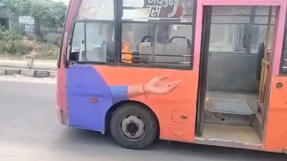 Jaipur: चलती लो-फ्लोर बस बनी आग का गोला, इंजन में लगी आग से मचा हड़कंप