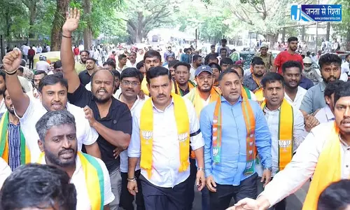 चामराजनगर अग्निकांड पर बीजेपी के सवाल, विजयेंद्र ने मांगा स्पष्ट जवाब चामराजनगर अग्निकांड पर बीजेपी के सवाल, विजयेंद्र ने मांगा स्पष्ट जवाब