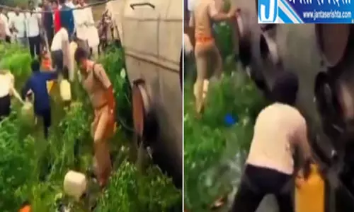 गुना में पलटा तेल टैंकर वीडियो वायरल मौके पर उमड़ी लोगों की भीड़