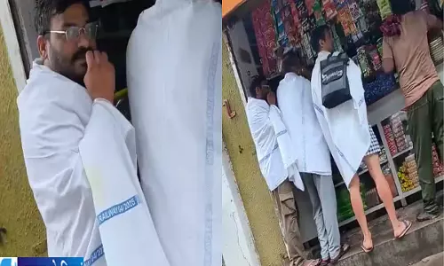 शॉल समझकर ओढ़ ली रेलवे की चादर वीडियो वायरल होते ही मच गया हंगामा