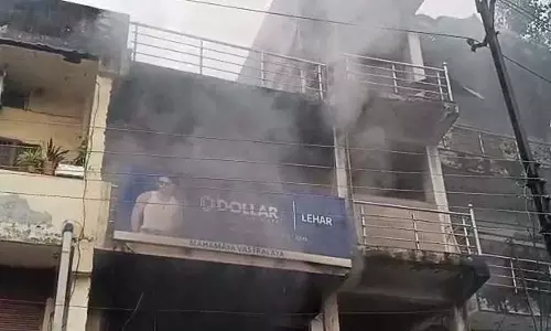 क्लॉथ स्टोर भीषण आग की चपेट में