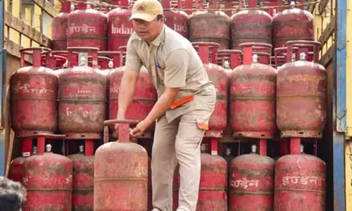 तमिलनाडु: सरकार ने 13 लाख परिवारों के लिए सालाना तीन मुफ्त एलपीजी सिलेंडर देने की घोषणा की