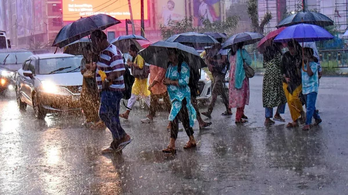 kerala: बारिश के बीच ओणम की खरीदारी, ऑरेंज-येलो अलर्ट जारी