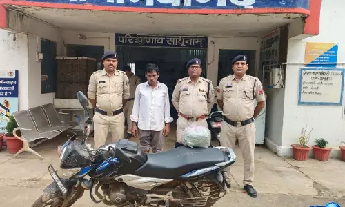 बाइक की डिक्की में गांजा रखकर निकला तस्कर गिरफ्तार