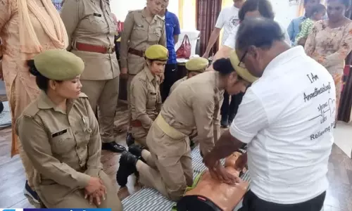 इलाज से आगे बढ़कर सेवा की मिसाल डॉक्टर ने लाखों लोगों को बनाया जीवन रक्षक