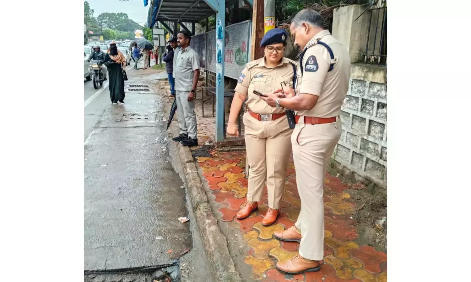 Telangana: हैदराबाद ट्रैफिक पुलिस बारिश के बीच KBR पार्क में वन-वे ट्रैफिक पर नज़र रख रही है