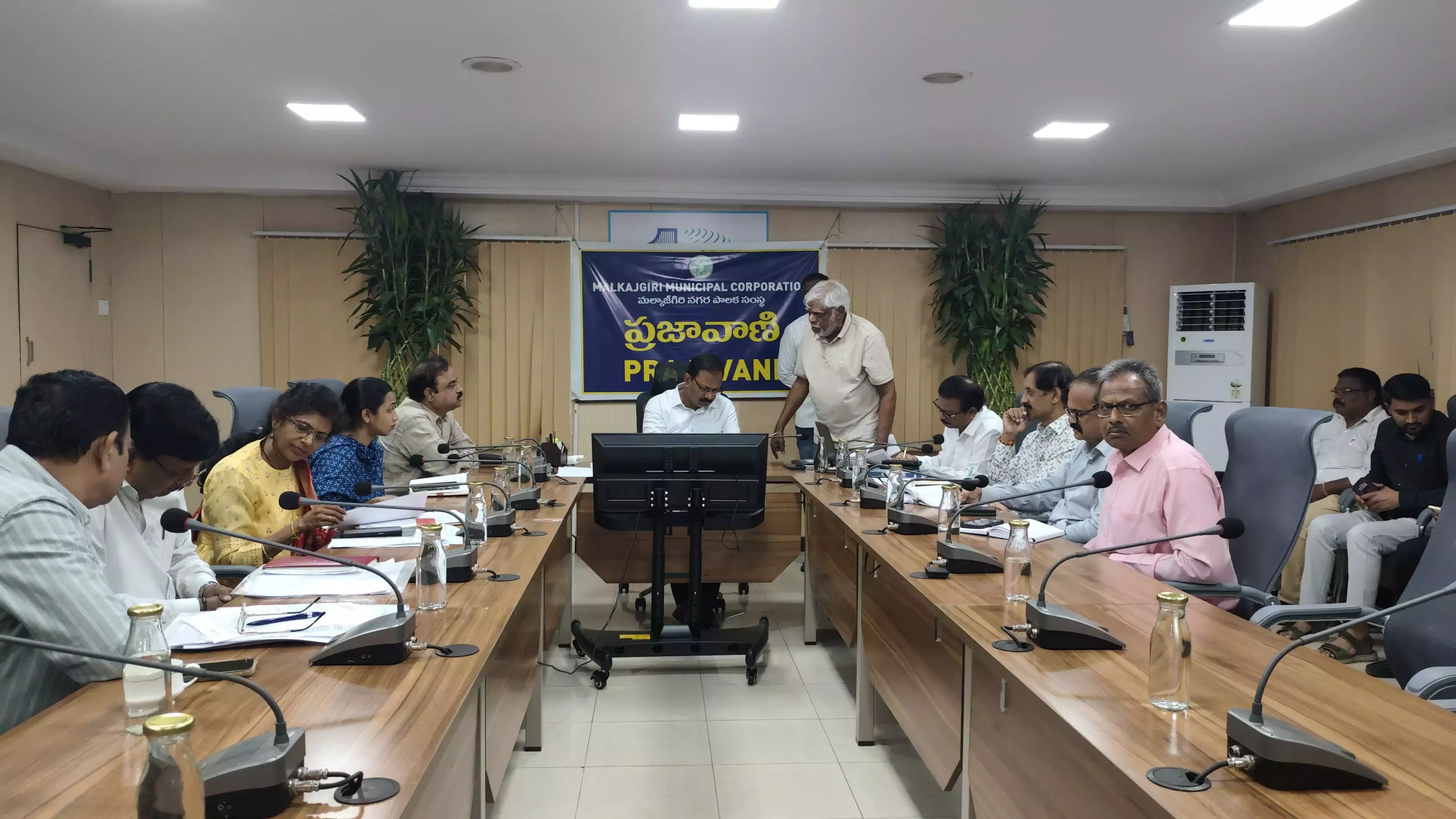 Telangana: MMC कमिश्नर को प्रजावाणी के तहत 23 आवेदन मिले Telangana: MMC कमिश्नर को प्रजावाणी के तहत 23 आवेदन मिले
