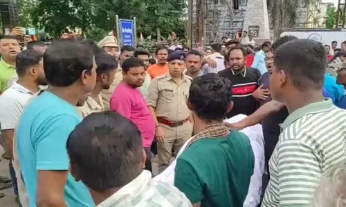 खेत में करंट लगने से दो किसानों की मौत, सड़क पर शव रखकर प्रदर्शन