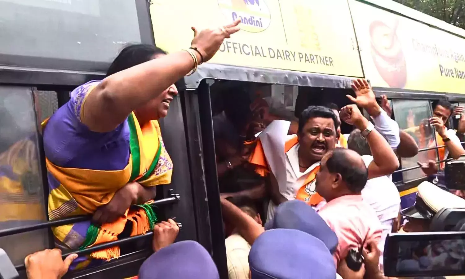 वाल्मीकि घोटाले को लेकर कर्नाटक विधानसभा में BJP के घेराव के बीच तनाव बढ़ा
